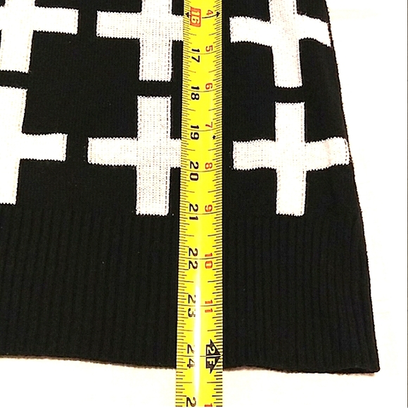 NWOT Merona SuPer Soft B/W Knit Cross Print Crewneck Sweater - Picture 9 of 13